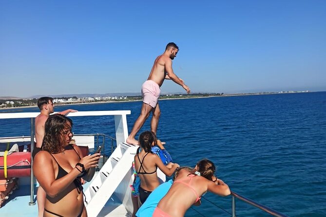 2.5 hour Glass Bottom Boat Trip, Snorkeling, Sliding and Fun - Crew service and the feel onboard